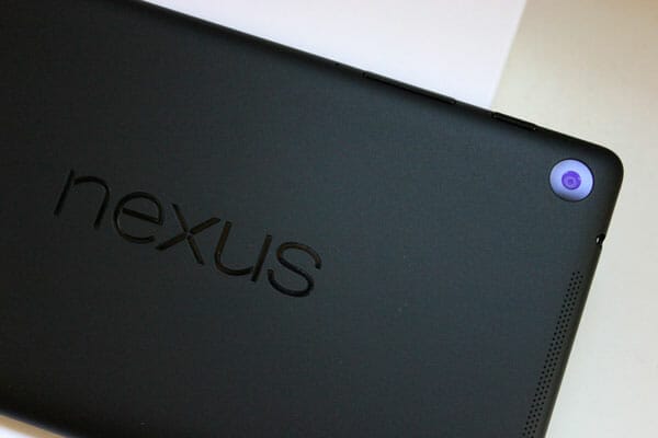 Cámara trasera y logo de la Nexus 7 2013
