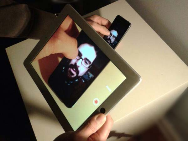 A la antigua usanza. Grabando una pantalla con una cámara, esta vez más moderno, con un iPhone y un iPad. Snacpchat captura las fotos y los vídeos