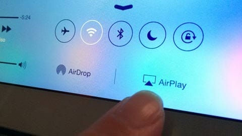 A través de Handoff podremos usar un AppleTV de receptor de nuestro iPhone o iPad aunque no estemos en las mismas redes