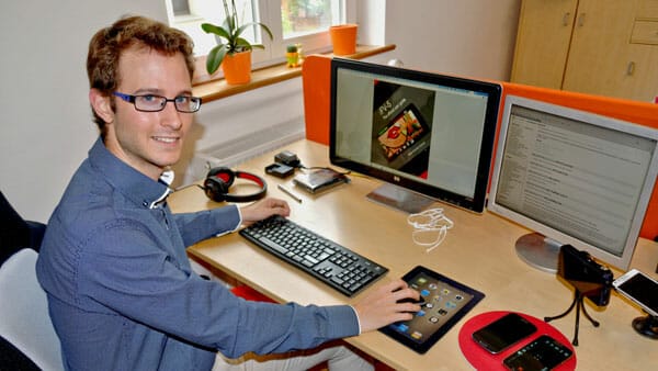 Cinema FV-5 graba vídeo con Android, contada por su creador Flavio González, que en la foto trabaja en su despacho