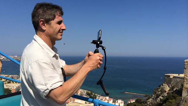 Javier Cabrera grabando con iPhone y un Modosteady de Manfrotto