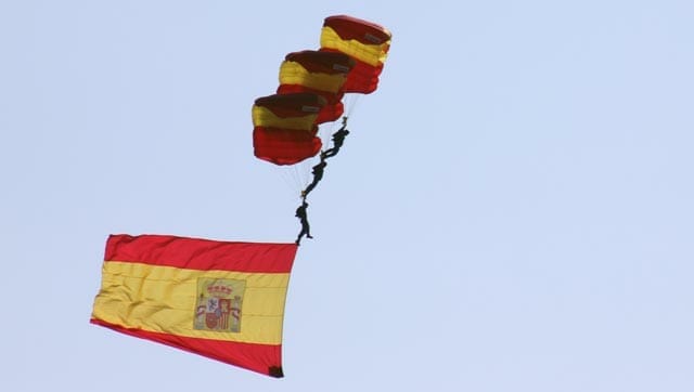 Paracaidistas y Patrulla Águila en La Volvo Ocean Race de Alicante