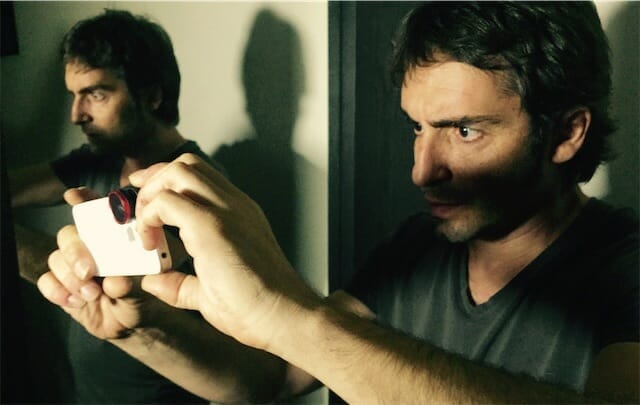 Alfonso García grabando "Gusano Morris" con un iPhone