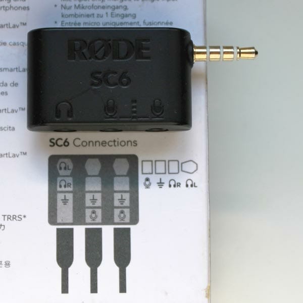 Caja del adaptador RODE SC6, que permite conectar dos micrófonos para móvil a la vez en el teléfono o la tablet