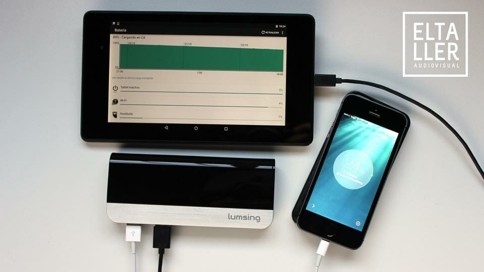 Dos dispositivos cargándose en el Cargador de batería externa Lumsing