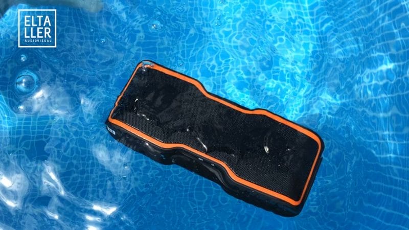 AOIMAIS IPX7 sport flotando en una pisicna