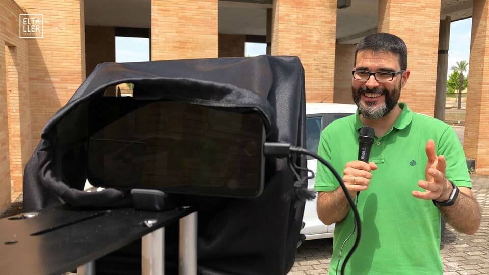 Usando el micro de mano mientras grabo con TeleprompterPad una de las entradas de los vídeos del canal de Youtube de YOS Contenidos y el Taller Audiovisual