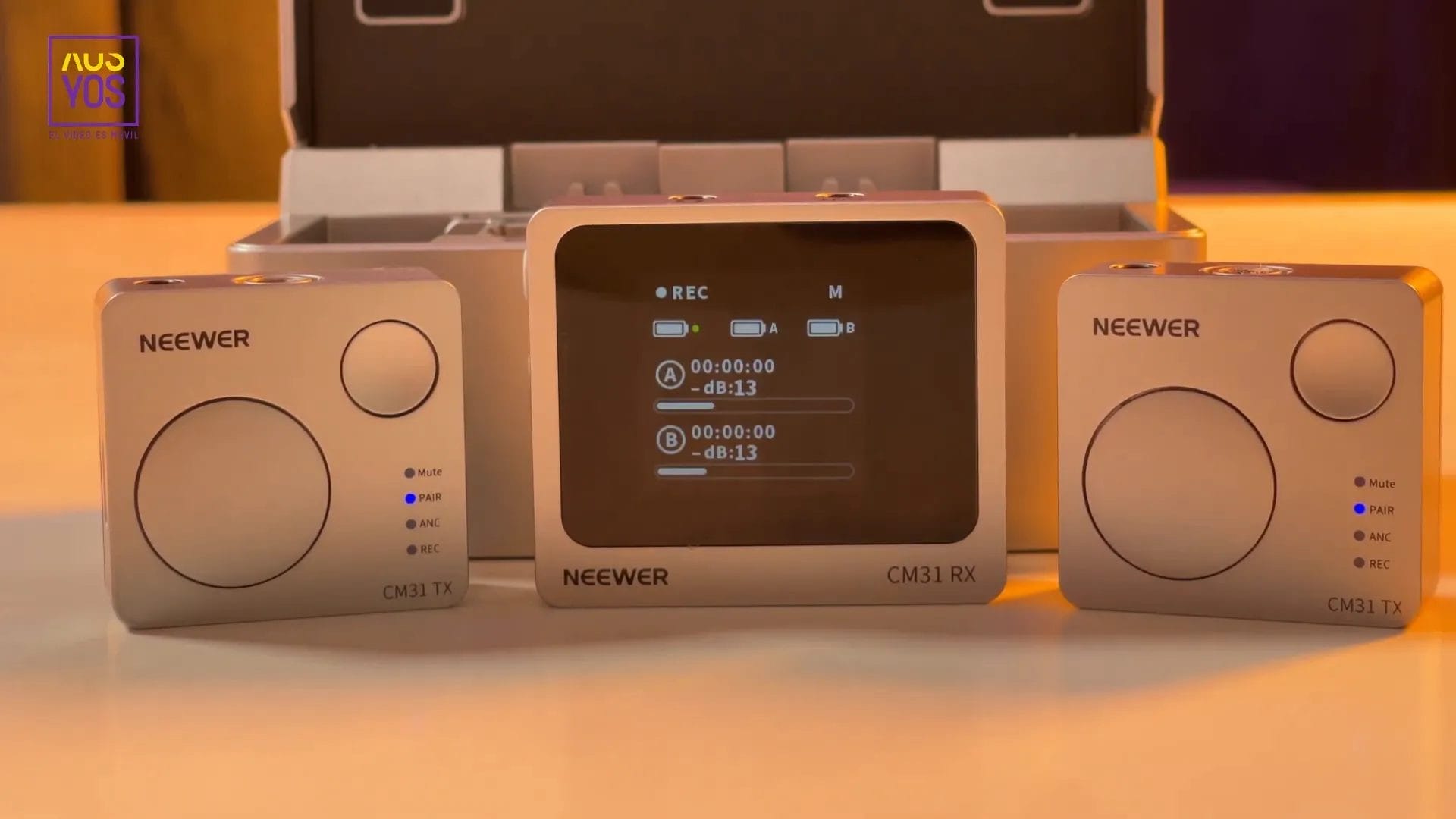 Pantalla del receptor Neewer CM31 mostrando conexión y niveles